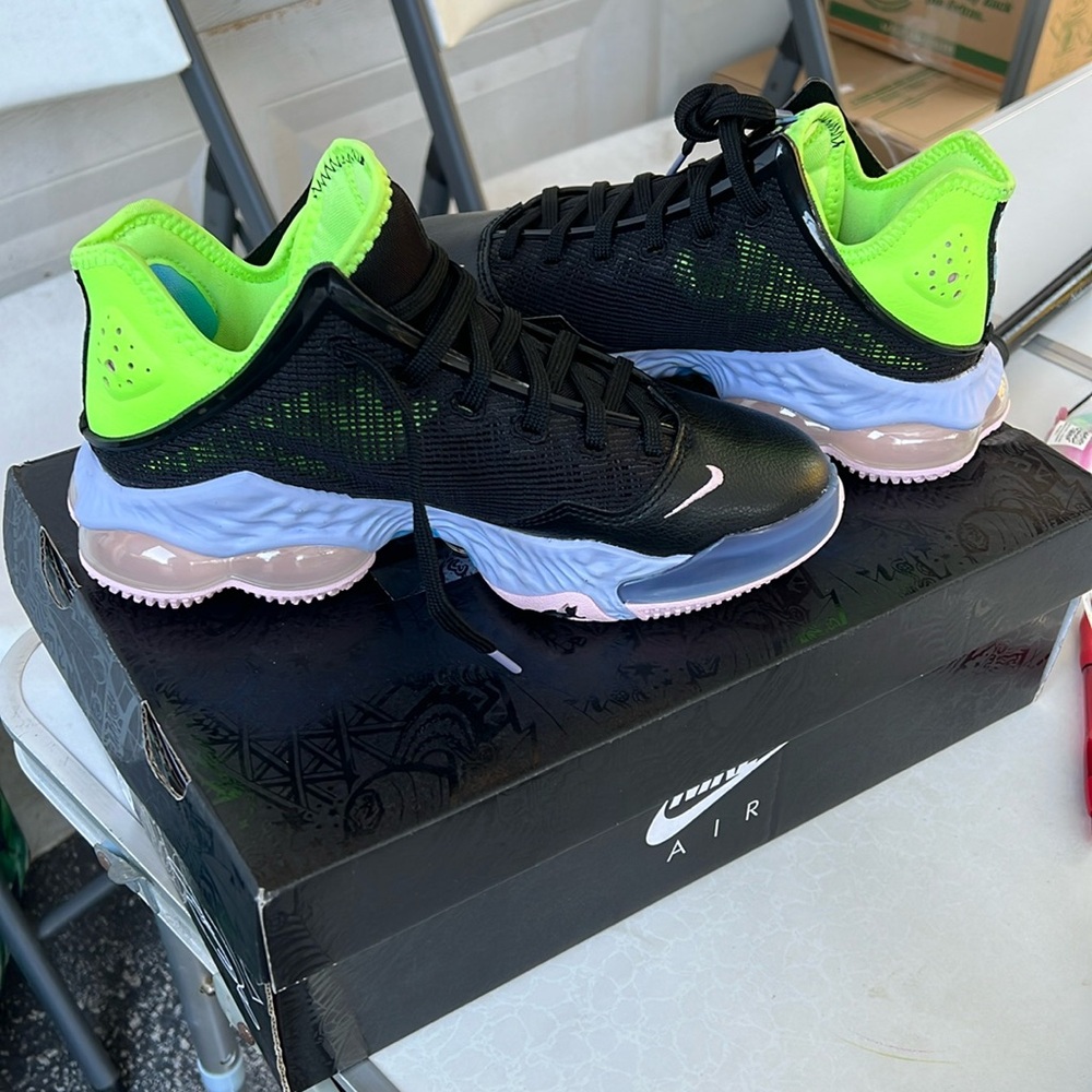 NIB LeBron XIX Low, Kids 5